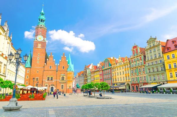 색상의 외관을 건물들이 줄지어서 폴란드 시가지의 역사적 중심지에 광장에 가로등을 — 스톡 사진