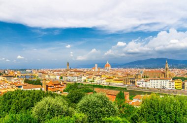 Duomo Santa Maria del Fiore katedrali, Ponte Vecchio köprüsü, turuncu kırmızı kiremitli çatılı binalar, Arno nehri, mavi gökyüzü beyaz bulutlar, Toskana, İtalya ile Floransa şehrinin en iyi panoramik manzarası