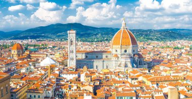 Duomo Cattedrale di Santa Maria del Fiore katedrali ile Floransa şehrinin en iyi panoramik manzarası, turuncu kırmızı kiremitli çatıları ve tepeleri olan evler, mavi gökyüzü beyaz bulutları, Toskana, İtalya