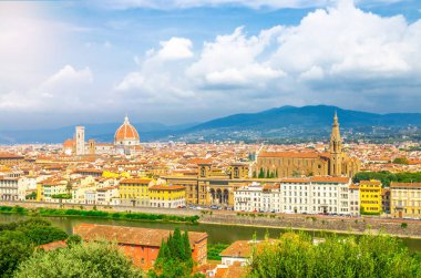 Duomo Santa Maria del Fiore katedrali, Basilica di Santa Croce, turuncu kırmızı kiremitli çatılı binalar, Arno nehri, mavi gökyüzü beyaz bulutlar, Toskana, İtalya ile Floransa şehrinin üst hava panoramik görünümü