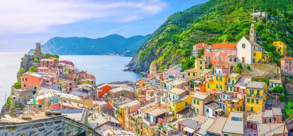 Tipik renkli renkli binalar ile Vernazza köy evleri, Castello Doria castle Rock'da, yeşil tepelerin ve Cenova Körfezi, Ligurya Denizi, Milli Parkı Cinque Terre, La Spezia, Liguria, İtalya
