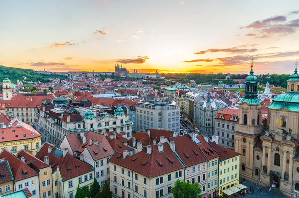 Prag 'ın tarihi şehir merkezinin en iyi panoramik manzarası kırmızı kiremitli çatı binaları ve Prag Kalesi, Hradcany bölgesindeki St. Vitus Katedrali akşam batımında, Bohemya, Çek Cumhuriyeti