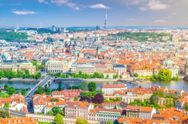 Mala Strana 'nın küçük kasabası ve eski kasaba bölgelerindeki kırmızı kiremitli çatı binaları ile Prag tarihi şehir merkezinin üst düzey panoramik manzarası, Vltava Nehri üzerindeki Manes köprüsü, Bohemya, Çek Cumhuriyeti