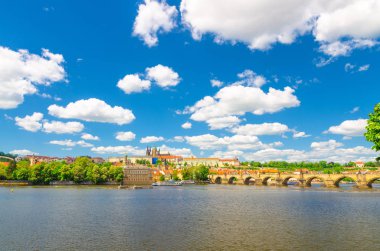Prag 'ın eski şehri, Prag Kalesi' nin tarihi merkezi, Hradcany ilçesindeki St. Vitus Katedrali, Charles Köprüsü Karluv Most, Vltava nehri, mavi gökyüzü beyaz bulutları, Bohemya, Çek Cumhuriyeti
