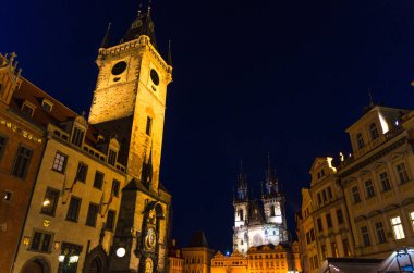 Prag Eski Şehir Meydanı (Stare Mesto) tarihi şehir merkezi. Astronomik Saat (Orloj) ve Belediye Binası Kulesi, Meryem Ana 'nın Gotik Kilisesi Tyn, gece görüşü, Bohemya, Çek Cumhuriyeti