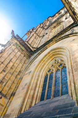 Güney Kulesi 'nin penceresinin altından, Prag Şatosu' ndaki St. Vitus Katedrali 'nin dışından, Mala Caddesi, mavi gökyüzü arka planı, Bohemya, Çek Cumhuriyeti