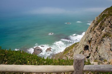 Portekiz, Cabo da Roca, Avrupa 'nın Batı Burnu, Atlantik Okyanusu' nun üzerinde beyaz bulutlar, Roca Burnu 'ndan okyanus manzarası, Atlantik Okyanusu' nun üzerindeki uçurum, Atlantik 'teki masmavi su.