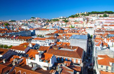 Portekiz, yazın Lizbon 'un panoramik manzarası Lizbon Kalesi mağlubiyeti, Lizbon' un turistik merkezi Lizbon 'daki St. George Ortaçağ Şatosu, Lizbon' un en yüksek tepesindeki orman.