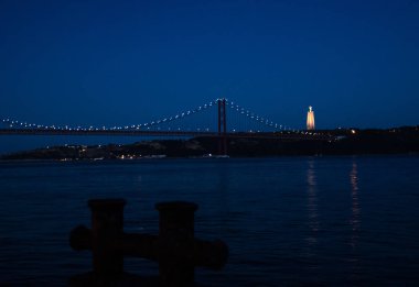 Portekiz, Lizbon, Tagus Köprüsü 'nün gece lambaları Lizbon, Tagus Nehri üzerindeki Ponte 25 Nisan köprüsü, Tagus Nehri kıyısındaki Lizbon, Lizbon Kralı gece lambaları