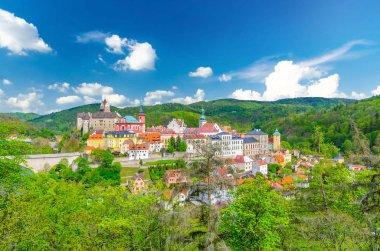 Madalyon Şatosu Hrad Loket Gotik tarzlı Ortaçağ Lokumu şehrinin havadan panoramik manzarası. Dev kayalar, renkli binalar, Eger Nehri üzerindeki köprü, Karlovy Vary Bölgesi, Batı Bohemya, Çek Cumhuriyeti