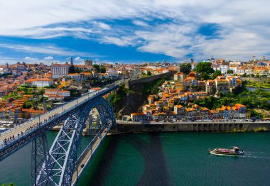 Portekiz Porto Panoraması, Eyfel Köprüsü 'nün panoramik manzarası, Ponte Dom Luis, Ponti Di Don Luis Köprüsü, Douro Nehri, Porto Nehri, Porto şehri panoramik manzarası, eski Porto kasabası, Haziran ayında Porto.