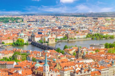 Prag tarihi şehir merkezinin Mala Strana Küçük Kasabası ve Eski Şehir 'deki kırmızı kiremitli çatı binaları, Charles Köprüsü Karluv Most, Vltava Nehri, Bohemya, Çek Cumhuriyeti
