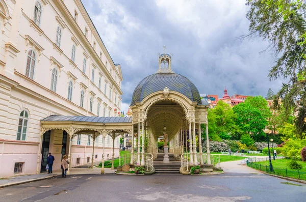 Karlovy Vary 'deki (Carlsbad) Dvorak Park Dvorakovy sady' deki ahşap ağaçlı Park Colonnade tarihi şehir merkezi, Batı Bohemya, Çek Cumhuriyeti