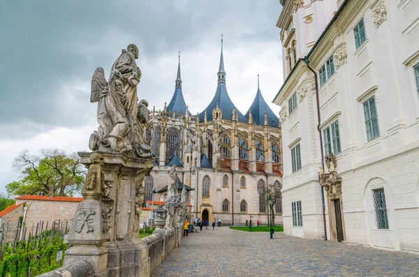 聖バルバラ大聖堂ローマ カトリック教会クトナ ホラのイエズス会大学前のゴシック様式の建物とバロック様式の彫像チェコ共和国中央ボヘミア地方の歴史的中心街 — ストック写真