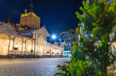 Market Colonnade Trzni kolonada ahşap sütunlu şehir Karlovy Vary Carlsbad tarihi şehir merkezi, gece manzaralı, Batı Bohemya, Çek Cumhuriyeti