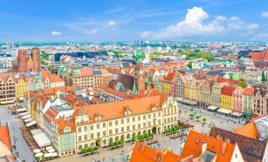 Wroclaw 'ın en iyi panoramik manzarası Rynek Pazar Meydanı, Eski Belediye Binası, Yeni Belediye Binası, renkli cepheli ve kaplamalı çatıları olan eski şehir tarihi şehir merkezi, Polonya