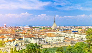 Hava en iyi manzarasına Turin şehir merkezi manzarası ile Piazza Vittorio Veneto Meydanı, Po Nehri ve Mole Antonelliana binası ile yüksek kulenin, mavi gökyüzü beyaz bulutlar arka plan, Piedmont, İtalya