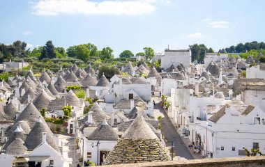 Alberobello kasabasının panoramik manzarası, Güney İtalya 'nın Puglia Apulia bölgesinde Trulli evi olan köy.