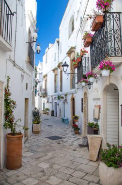 Güney İtalya 'nın Puglia (Apulia) bölgesinde Locorotondo' nun dar beyaz sokakları