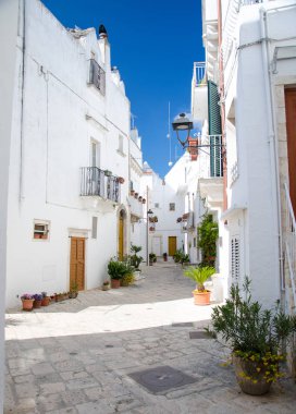 Güney İtalya 'nın Puglia (Apulia) bölgesinde Locorotondo' nun dar beyaz sokakları