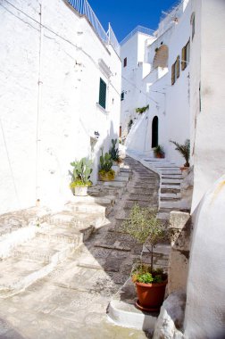Ostuni kasaba Puglia Apulia bölgesinde, Güney İtalya beyaz binalar ile dar sokaklarında