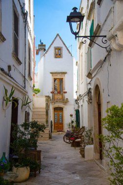 Güney İtalya 'nın Puglia (Apulia) bölgesinde Locorotondo' nun dar beyaz sokakları
