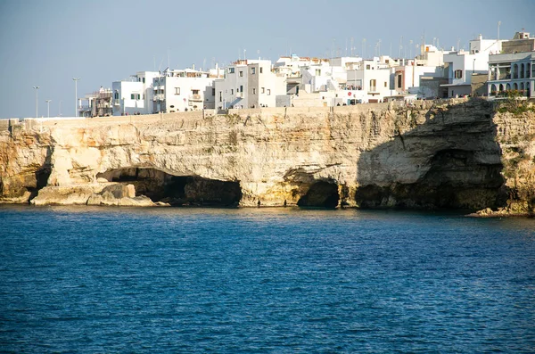 Λευκά Κτίρια Σπήλαια Και Βράχια Στην Πόλη Polignano Μια Φοράδα — Φωτογραφία Αρχείου