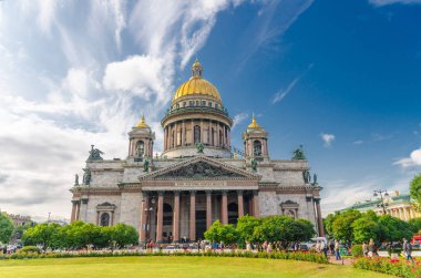 Saint Isaac Katedrali veya Isaakievskiy Sobor Müzesi, altın kubbeli neoklasik yapı, Rus Ortodoks Kilisesi, mavi gökyüzü beyaz bulutları, yeşil çimenler, Saint Petersburg Leningrad şehri, Rusya