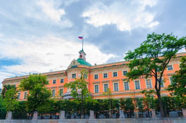 St. Michael 's Castle veya Mikhailovsky Kalesi ya da üstünde Rus bayrağı olan Mühendisler Kalesi, mavi gökyüzü arka planı, Saint Petersburg Leningrad, Rusya