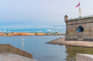 Saint Petersburg Leningrad şehri Neva nehrinin setindeki eski renkli binalar, Zayachy Hare Adası 'ndaki Peter ve Paul Kalesi' nin savunma duvarı, Rusya
