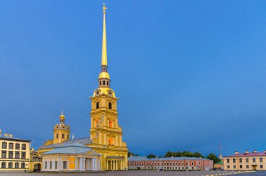 Aziz Peter ve Paul Katedral Ortodoks Kilisesi, Zayachy Hare Adası 'ndaki Paul Kalesi' nde altın kuleli, akşam alacakaranlığı manzaralı, Saint Petersburg Leningrad, Rusya