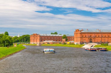 Kronverksky Boğazı kanalı ve Kronverk 'teki Askeri Tarihi Topçu, Mühendis ve Sinyal Kolordusu Müzesi' ndeki turizm teknesi Peter ve Paul Kalesi, Saint Petersburg Leningrad, Rusya