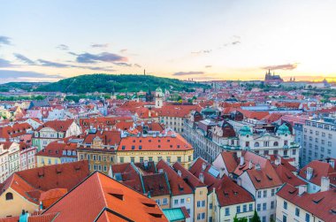 Prag 'ın tarihi şehir merkezinin en iyi panoramik manzarası kırmızı kiremitli binalar ve Prag Kalesi, St. Vitus Katedrali, Petrin Tepesi bahçesi, akşam üstü, Çek Cumhuriyeti
