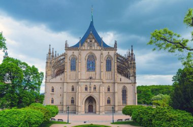 Aziz Barbara Kilisesi (St Barbara Katedrali) Kutna Hora tarihi şehir merkezinde Gotik tarz inşa cephesi, etrafında yeşil ağaçlar, Orta Bohem Bölgesi, Çek Cumhuriyeti