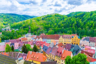 Loket kasabasının en iyi panoramik manzarası çok renkli geleneksel binalar, yeşil orman tepeleri arka planı, Karlovy Vary Bölgesi, Batı Bohemya
