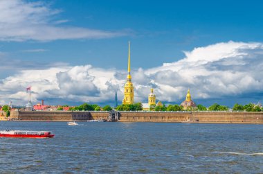 Peter ve Paul Kalesi, Aziz Peter ve Paul Katedrali altın kulesi, Zayachy Hare Adası 'ndaki kale duvarları, Neva nehri, Saint Petersburg Leningrad şehri, Rusya