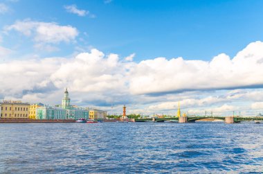 Neva nehri üzerindeki Palace Köprüsü (bascule köprüsü), Kunstkamera binası, Rusya 'nın Vasilyevsky Adası' ndaki Strelka Arrow 'daki Rostral Sütunları ile Saint Petersburg (Leningrad) şehri.