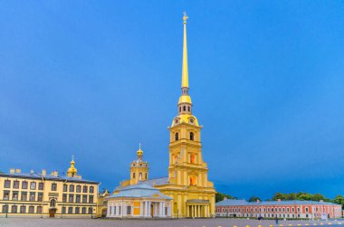 Aziz Peter ve Paul Katedral Ortodoks Kilisesi, Zayachy Hare Adası 'ndaki Paul Kalesi' nde altın kuleli, akşam alacakaranlığı manzaralı, Saint Petersburg Leningrad, Rusya