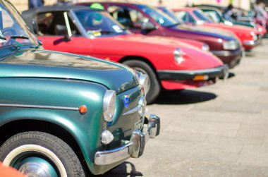 Lecce, İtalya - 23 Nisan 2016: Güney İtalya 'nın Puglia Apulia bölgesinde Lecce City caddesinde park etmiş renkli klasik antika otomobillerin ön sol tarafı