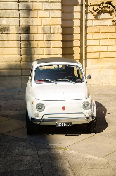 レッチェ イタリア 2016年4月23日 南イタリアのプーリア州レッチェ市の通りに駐車ヴィンテージ古典的なレトロな白い自動車のフロントビュー — ストック写真