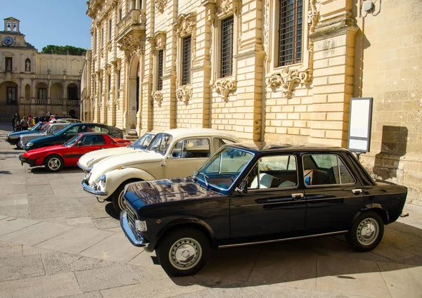 Lecce Italie Avril 2016 Vue Face Droite Rangée Voitures Rétro — Photo