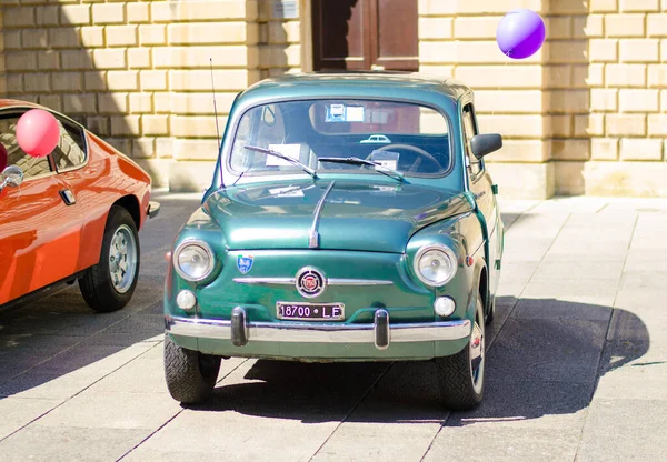 レッチェ イタリア 2016年4月23日 南イタリアのプーリア州レッチェ市の通りに駐車ヴィンテージクラシックレトログリーン自動車のフロントビュー — ストック写真