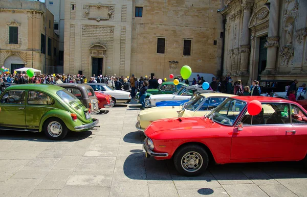 Lecce Italia Huhtikuu 2017 Värikkäitä Vintage Klassisia Retro Autoja Joissa — kuvapankkivalokuva