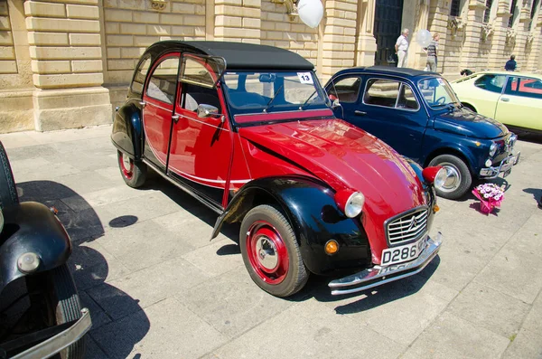 Lecce Italia Huhtikuu 2016 Etunäkymä Vintage Classic Retro Punainen Auto — kuvapankkivalokuva