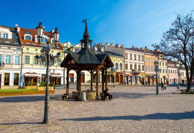 Rzeszow, Polonya - 20 Mart 2015: Pazar meydanındaki eski kuyu