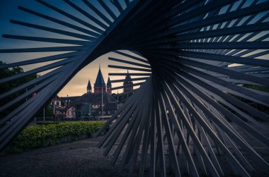 Mainz, Almanya - 12 Ağustos 2017: St. Martin Katedrali 'nin önündeki belediye binası yakınlarındaki modern sanat heykeli