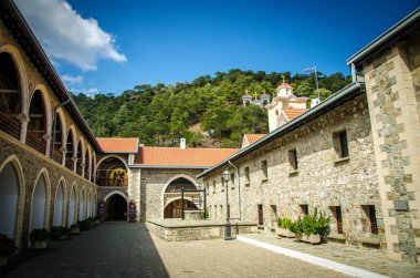 Kykkos, Kıbrıs - 29 Eylül 2017: Troodos dağlarındaki Ortodoks Kutsal Kykkos Manastırı Avlusu