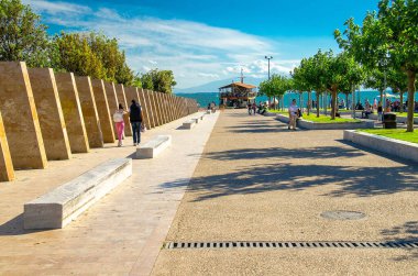 Selanik, Yunanistan - 14 Mayıs 2016: Beyaz Kule yakınlarındaki parktan görüş