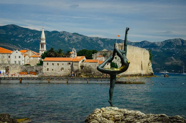 Budva Montenegro Julho 2014 Estátua Ballerina Frente Fortaleza Cidadela Pedra — Fotografia de Stock