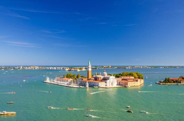San Giorgio Maggiore adasının Venedik Gölünde Campanile San Giorgio ile hava panoramik manzarası, Giudecca Kanalı 'nda yelkenli tekneler, Lido Adası, mavi gökyüzü arka planı, Venedik şehri, Veneto Bölgesi, İtalya